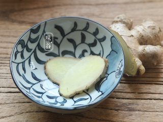 6、马蹄粉葛胡萝卜汤,切好两片姜片待用。