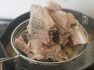 8、马蹄粉葛胡萝卜汤,煮开1分钟后,猪骨头的血水出来了。然后把扇骨捞出来冲洗,去掉浮沫后待用。(这些可以去除腥味和血水,以免汤汁混浊。)