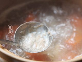 11、马蹄粉葛胡萝卜汤,大火沸腾后,打开锅盖,撇去汤面上的浮沫(这样让煲出来的汤水更清澈)后转小火继续煲1.5小时;