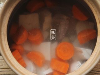 10、马蹄粉葛胡萝卜汤,放入适量清水。(水量:大约2L左右)盖上锅盖;