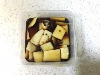 7、家常泡菜|酱萝卜皮,料汁完全晾凉以后，把料汁倒入乐扣盒子里，倒入萝卜皮