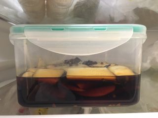 8、家常泡菜|酱萝卜皮,盖上盖子，放冰箱冷藏一夜味道更佳哦