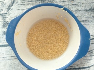 2、宝宝辅食 10M+ 超级松软的小米饼,然后把小米沥干水份。