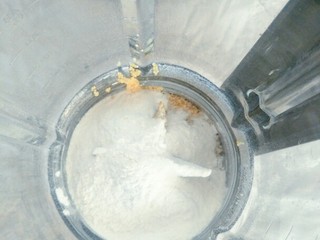 4、宝宝辅食 10M+ 超级松软的小米饼,然后加入面粉。这一步也可以把小米打成糊后再加,随意。