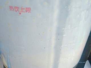 5、宝宝辅食 10M+ 超级松软的小米饼,然后加入140克左右的水,这个只是个大概比例,后面可以调整。水分比例大概是面粉加小米的1.5倍。启动料理机程序打成小米糊。