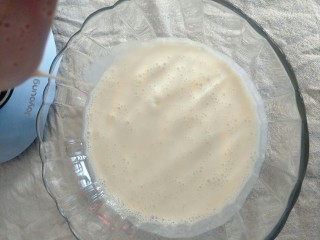 6、宝宝辅食 10M+ 超级松软的小米饼,糊糊打好后加倒入碗里。