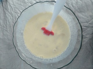 8、宝宝辅食 10M+ 超级松软的小米饼,搅拌均匀,一定要多搅拌,这样才会把蛋清搅拌均匀。妈妈们也可以过滤下,让米糊更细腻,我因为用的破壁所以没有过滤。