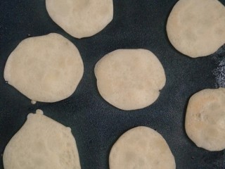 13、宝宝辅食 10M+ 超级松软的小米饼,待一面定型后翻面把另一面煎熟。