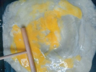 17、宝宝辅食 10M+ 超级松软的小米饼,用工具把鸡蛋打散,我用竹蜻蜓,这个买东西店家送的,正好我用上了。