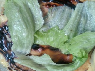 20、宝宝辅食 10M+ 超级松软的小米饼,放好生菜。