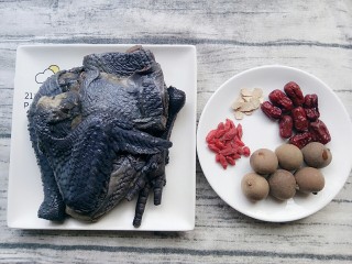 2、#吃鸡#乌鸡汤,食材：乌鸡，西洋参，红枣，枸杞，龙眼干