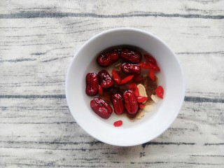4、#吃鸡#乌鸡汤,再用温水稍微泡下红枣枸杞龙眼干和西洋参