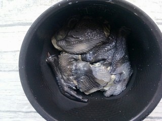 6、#吃鸡#乌鸡汤,处理干净的乌鸡放入电饭锅中