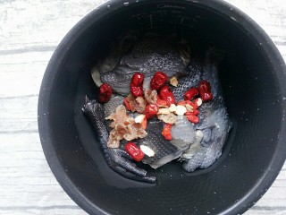 7、#吃鸡#乌鸡汤,再加入红枣枸杞龙眼干和西洋参