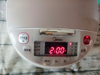 9、#吃鸡#乌鸡汤,盖上电饭锅盖后按下煮汤键