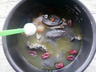 10、#吃鸡#乌鸡汤,煮好的鸡汤按个人口味加入盐然后搅拌一下