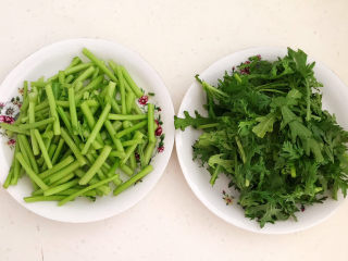 2、茼蒿炒鸡蛋,茼蒿清洗干净，沥干水份后切成寸段，做这道菜主要是用茼蒿茎，茼蒿叶可以做其它用途