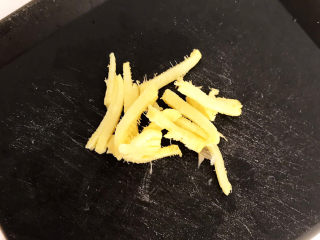 3、茼蒿炒鸡蛋,鲜姜削皮后切成丝