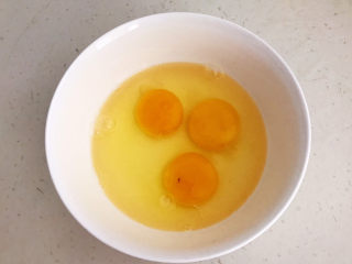 6、茼蒿炒鸡蛋,土鸡蛋打入碗中