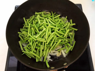 13、茼蒿炒鸡蛋,加入茼蒿，大火爆炒