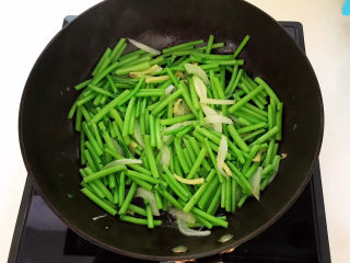 14、茼蒿炒鸡蛋,翻炒1分钟