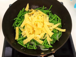 15、茼蒿炒鸡蛋,加入鸡蛋