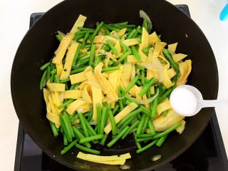 17、茼蒿炒鸡蛋,加入精盐