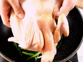 3、滋滋冒油的飘香葱油鸡，简单到让我再也不想去外面吃饭了！,再将腌制好的鸡放入锅中，淋勺料酒