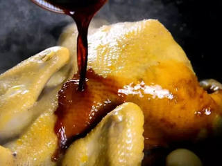 5、滋滋冒油的飘香葱油鸡，简单到让我再也不想去外面吃饭了！,开盖淋入生抽，用刷子刷匀