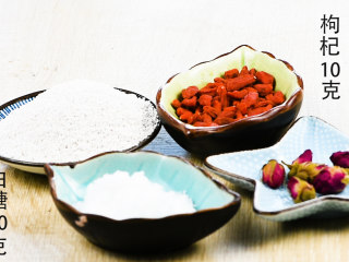 1、玫瑰藕粉羹,所有材料准备好。