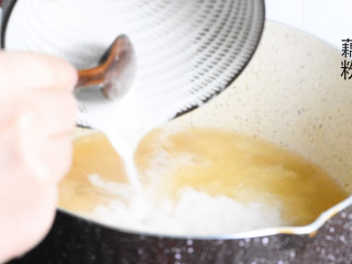 2、玫瑰藕粉羹,玫瑰枸杞水加热，水开后，加入藕粉。