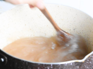 3、玫瑰藕粉羹,  煮至晶莹剔透。