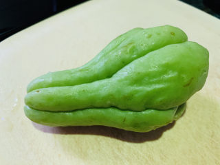 1、虾皮炒佛手瓜,佛手瓜，洗净