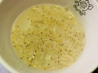 6、虾皮炒佛手瓜,加水浸泡