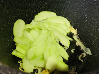 11、虾皮炒佛手瓜,倒入佛手瓜