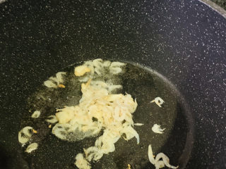 9、虾皮炒佛手瓜,虾皮沥干水，加入锅中