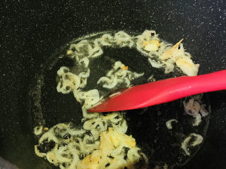 10、虾皮炒佛手瓜,转小火翻炒