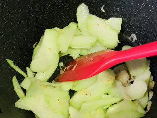 12、虾皮炒佛手瓜,转大火爆炒