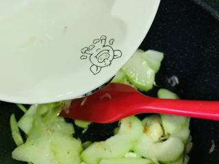 13、虾皮炒佛手瓜,加些清水，炝炒会