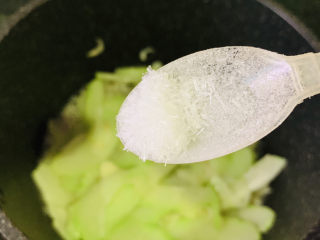 15、虾皮炒佛手瓜,少许味精