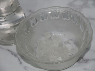 3、冬喝暖饮夏吃冰~山楂蓝莓柠檬饮,冰糖要二十粒左右