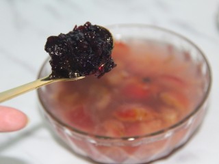 15、冬喝暖饮夏吃冰~山楂蓝莓柠檬饮,再放一勺蓝莓酱,搅匀