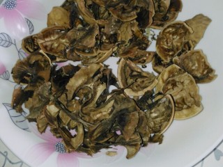 1、立夏的固肾食方:#核桃壳分心木煮鸡蛋#(创建于5/5~2017),把核桃剥去核桃仁,畄下核桃壳和分心木。