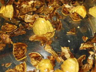 4、立夏的固肾食方:#核桃壳分心木煮鸡蛋#(创建于5/5~2017),经过浸泡的核桃壳和分心木放在汤锅中,放入适量水,大火烧开,转小火烧制1小时。