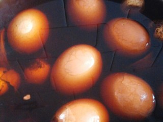 8、立夏的固肾食方:#核桃壳分心木煮鸡蛋#(创建于5/5~2017),经敲过的网状蛋壳放在用核桃壳和分心木煮过的水中,调味:倒入酱油和盐,盐必须放,因盐入肾经。继续用中小火煮10分钟,成熟后,关火,焖24小时,使其入味。