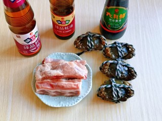 1、油焖大闸蟹,准备食材及酱料。