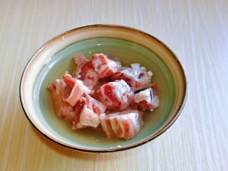 2、油焖大闸蟹,肋排用食品剪刀剪小块，放入器具中，加入纯净水将血水泡出。
