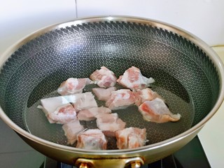 3、油焖大闸蟹,再焯水，冷水下锅，大火烧开后，将血沫撇出，煮2分钟，捞出温水冲洗干净，淋干水分备用。