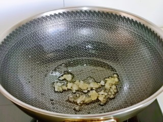 4、油焖大闸蟹,起油锅，加入冰糖。