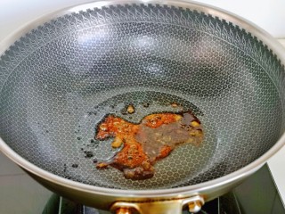 5、油焖大闸蟹,小火将冰糖融化至褐色。